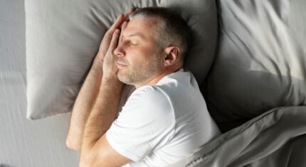 Mężczyzna śpiący na boku - bezdech-senny.info.pl