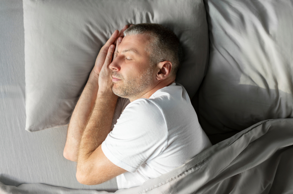 Mężczyzna śpiący na boku - bezdech-senny.info.pl