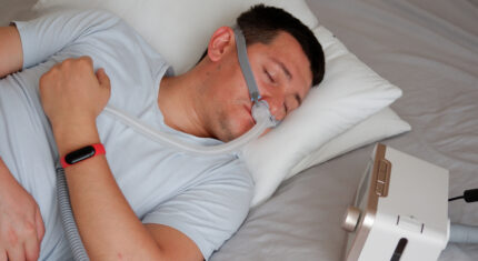 Młody mężczyzna śpiący z aparatem CPAP - bezdech-senny.info.pl