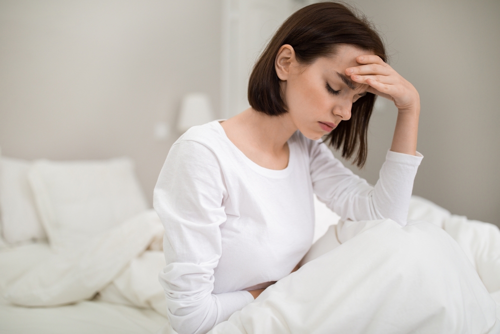 Niewyspana kobieta z bólem głowy - bezdech-senny.info.pl